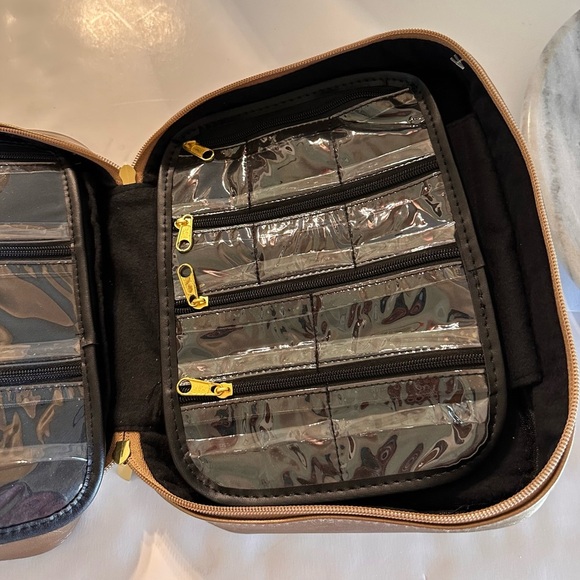 NWOT For Your Eases Only Cosmetic Make- Up Bag Gold Tone Quilted Gold Hardware - Picture 5 of 11